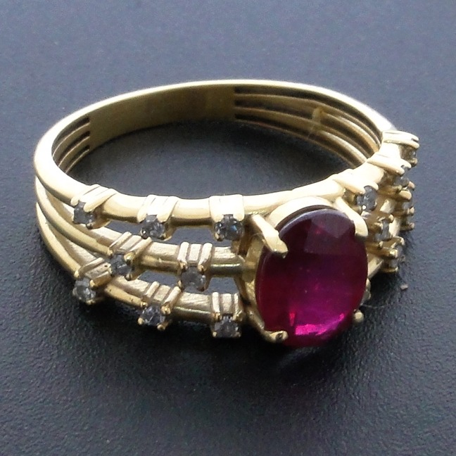 Anel de Prata com Acabamento em Ouro Amarelo com Diamantes e Rubi