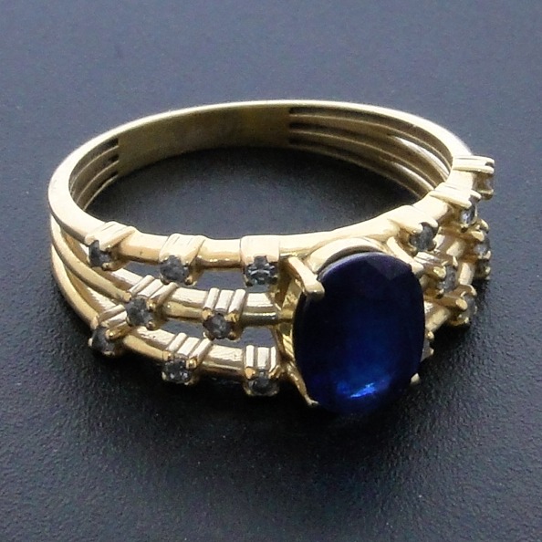 Anel de Prata com Acabamento em Ouro Amarelo com Diamantes e Safira