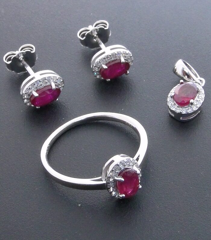 Conjunto Par de Brincos, Pingente e Anel de Prata com Cristais e Rubis