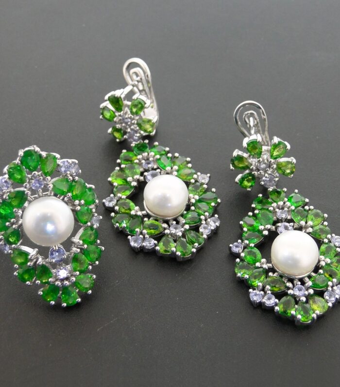 Conjunto de Anel e Par de Brincos de Prata com Cristais, Pérolas, Tanzanitas e Savoritas, com Acabamento em Ródio