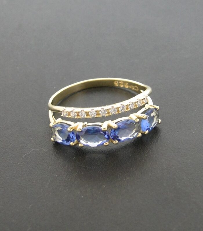 Meia Aliança Dupla de Prata com Cristais Brancos e Cristais Tanzanita com Acabamento em Ouro Amarelo