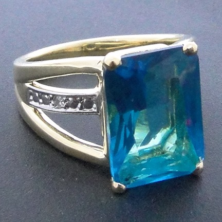 Anel de Prata com Diamantes e Topázio London Blue, com Acabamento em Ouro Amarelo.