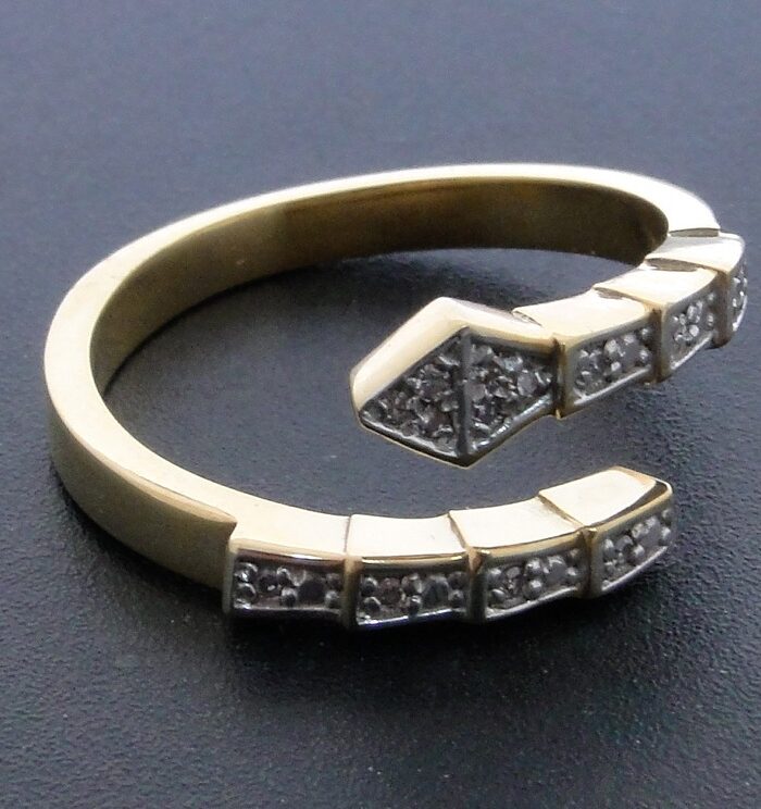 Anel Serpente de Prata com Acabamento em Ouro Amarelo, com 13 Diamantes.