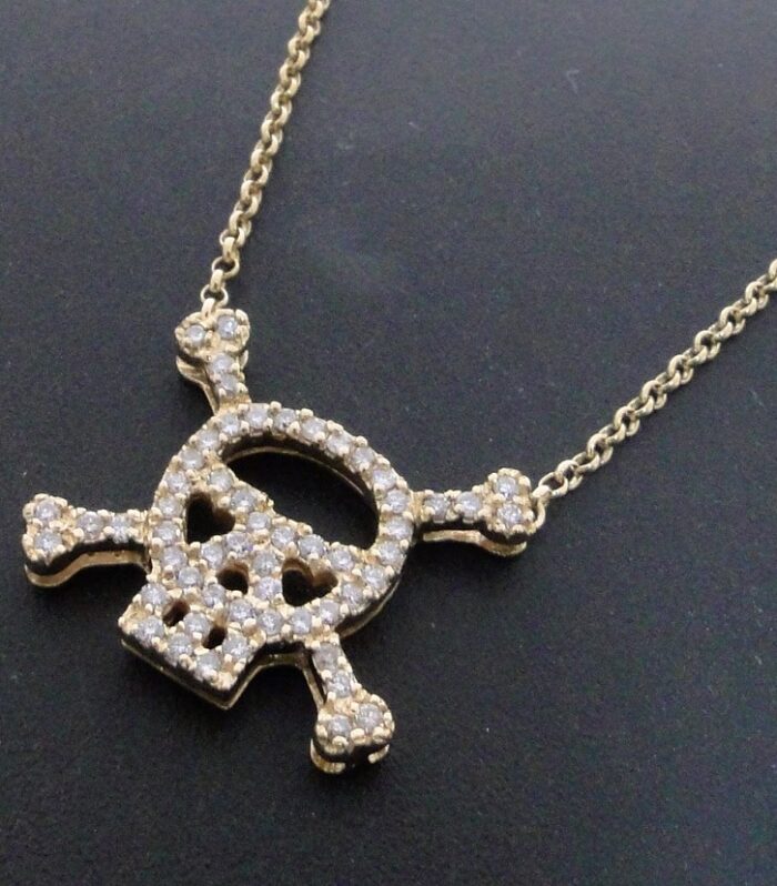 Colar Caveira de Ouro Amarelo com Diamantes totalizando 50 pts.