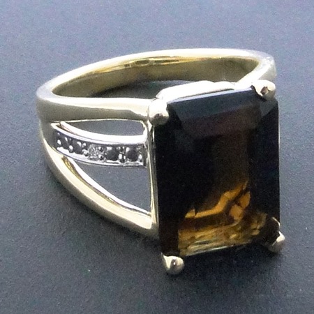 Anel de Prata com Diamantes e Quartzo Fumê, com Acabamento em Ouro Amarelo.