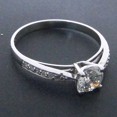 Anel Solitario Trançado de Ouro Branco com Diamantes Laterais e Diamante Central de 55 pts.