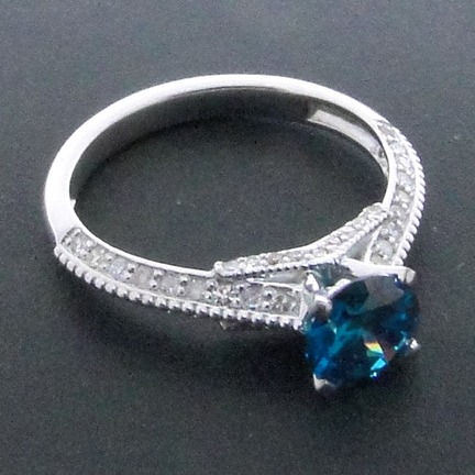 Anel Solitário de Ouro Branco com Diamantes Brancos e Diamante Azul Central