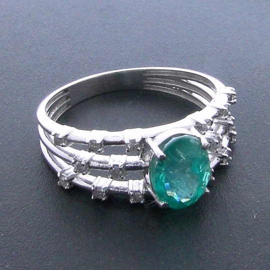 Anel de Ouro Branco com Diamantes e Esmeralda Colombiana de 1,28 Cts.