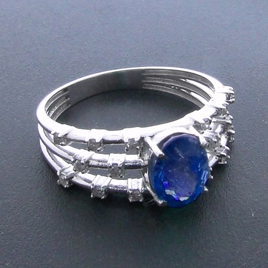 Anel de Ouro Branco com Diamantes e Safira de 1,5 Cts.