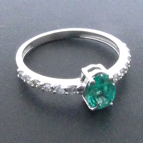 Anel de Ouro Branco com Diamantes e Esmeralda de 78 pts.