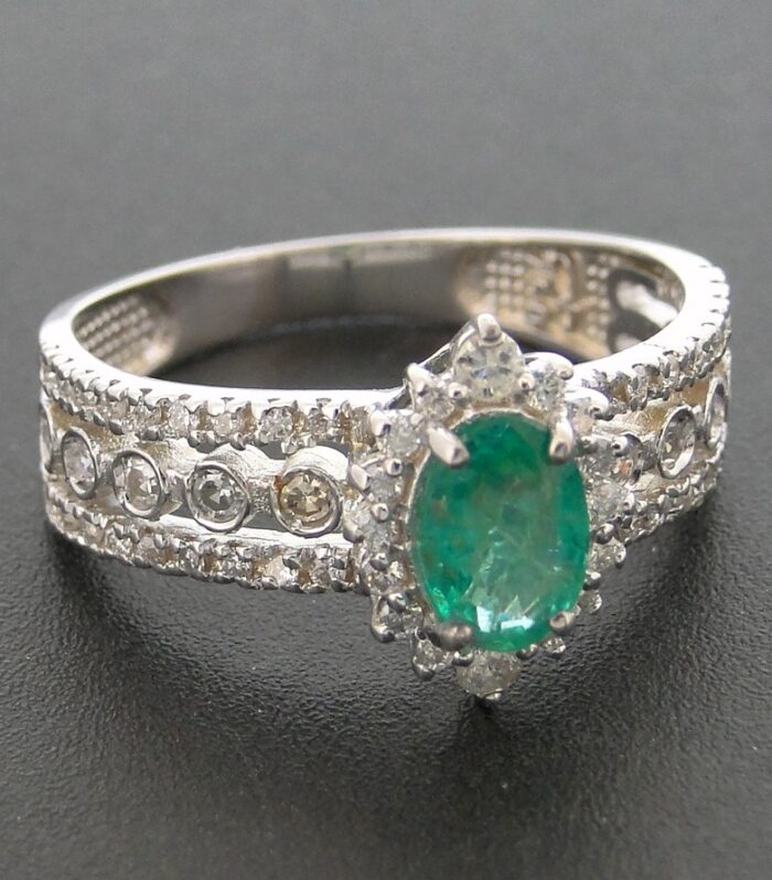 Anel de Ouro Branco com 62 Diamantes e Esmeralda de 80 pts