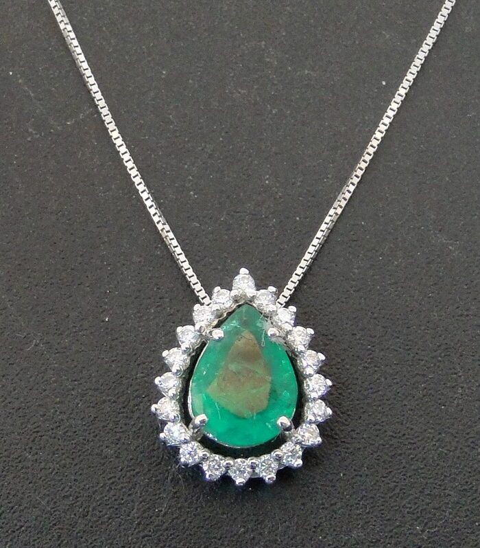 Pingente de Ouro Branco com 20 Diamantes e Esmeralda de 1,04 ct