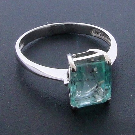 Anel de Ouro Branco com Esmeralda Colombiana de 2,85 Cts.