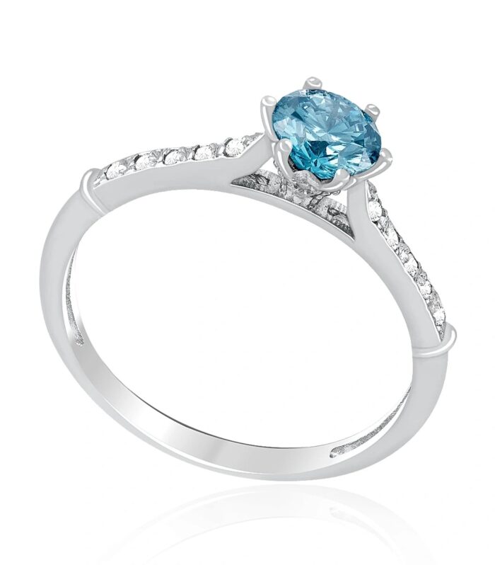 1795398 - Anel Solitário de Ouro Branco com Diamantes Laterais e Diamante Azul Central