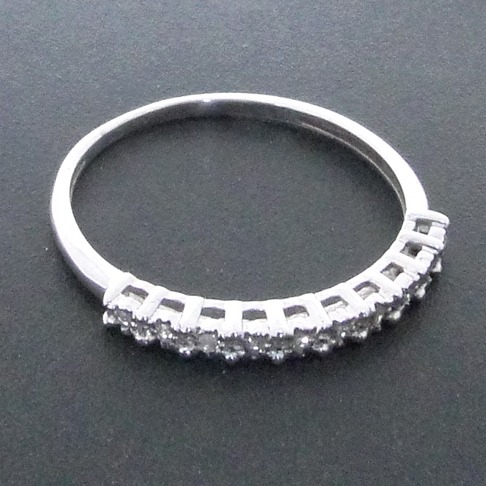 1807281 - Meia Aliança de Ouro Branco com Diamantes totalizando 10 pts.