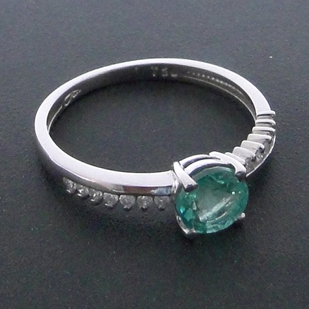 Anel de Ouro Branco com Diamantes e Esmeralda de 85 pts.