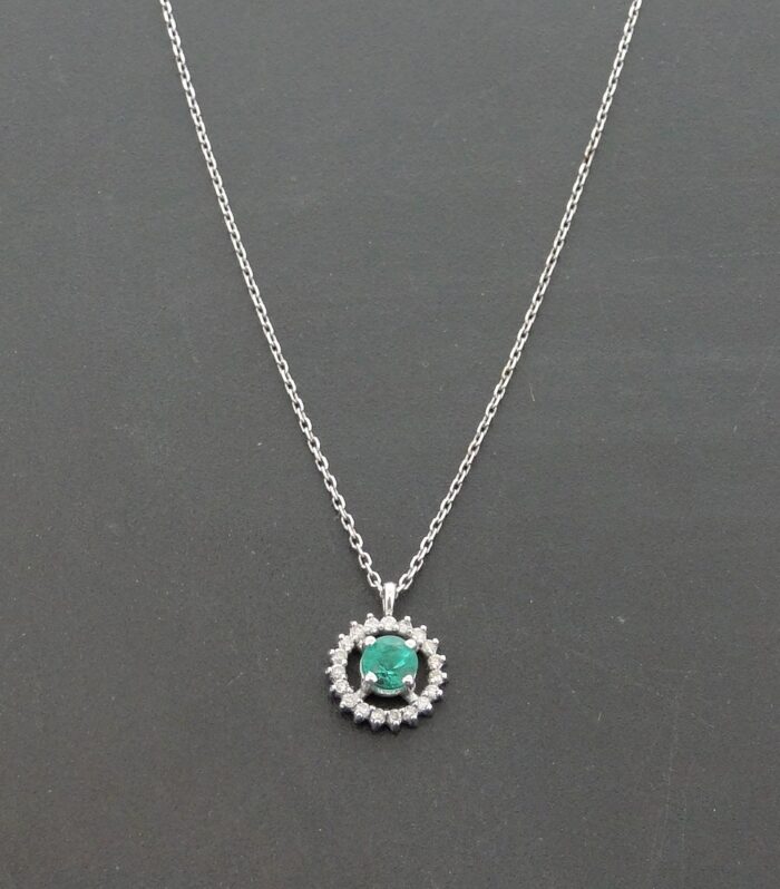 Pingente e Corrente de Ouro Branco com 19 Diamantes e Esmeralda de 25 pts
