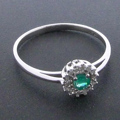 Anel de Ouro Branco com Diamantes e Esmeralda de 15 pts.