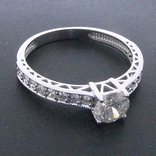 Anel Solitário de Ouro Branco com Diamantes totalizando 87 pts.