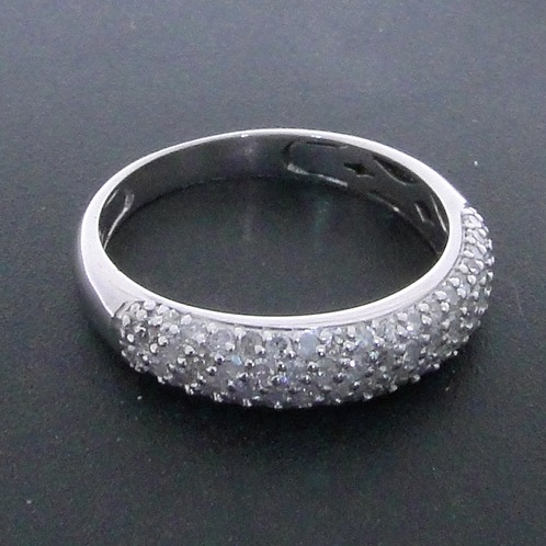 Anel Pavê de Ouro Branco com Diamantes