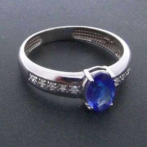 Anel Solitário de Ouro Branco com Diamantes Brancos e Diamante Azul de 1,0 Ct