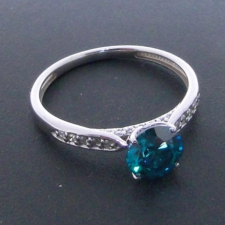 Anel Solitário de Ouro Branco com Diamantes Brancos e Diamante Azul de 1,0 Ct