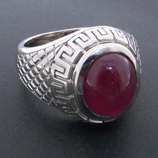 Anel Trabalhado de Prata com Rubi Cabochon