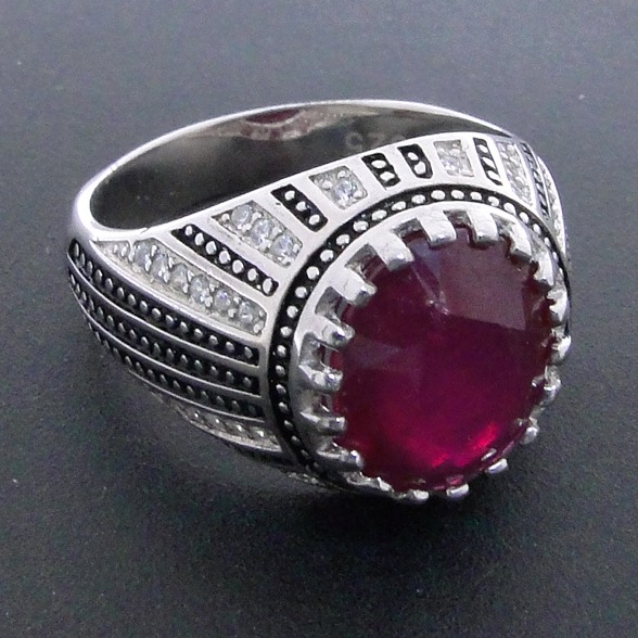 Anel de Prata com Cristais e Rubi Central (7,0 g)