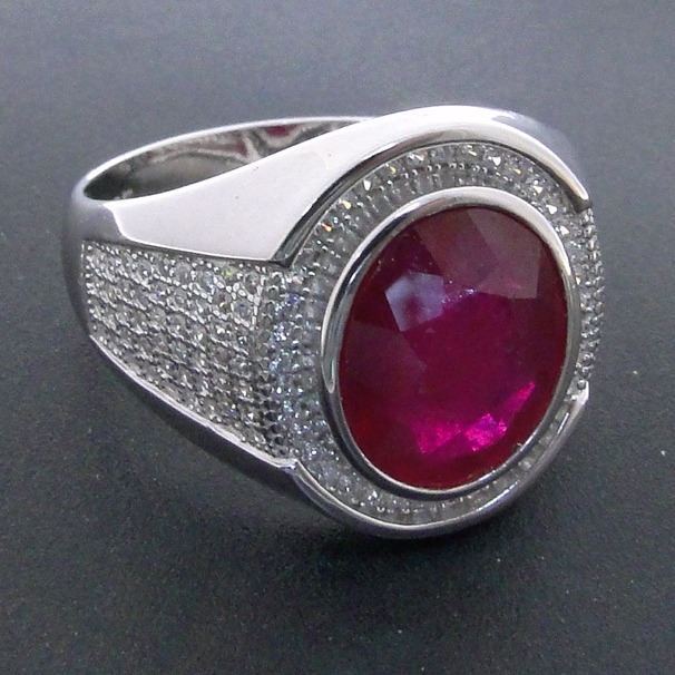 Anel de Prata com Cristais e Rubi Central (7,5 g)